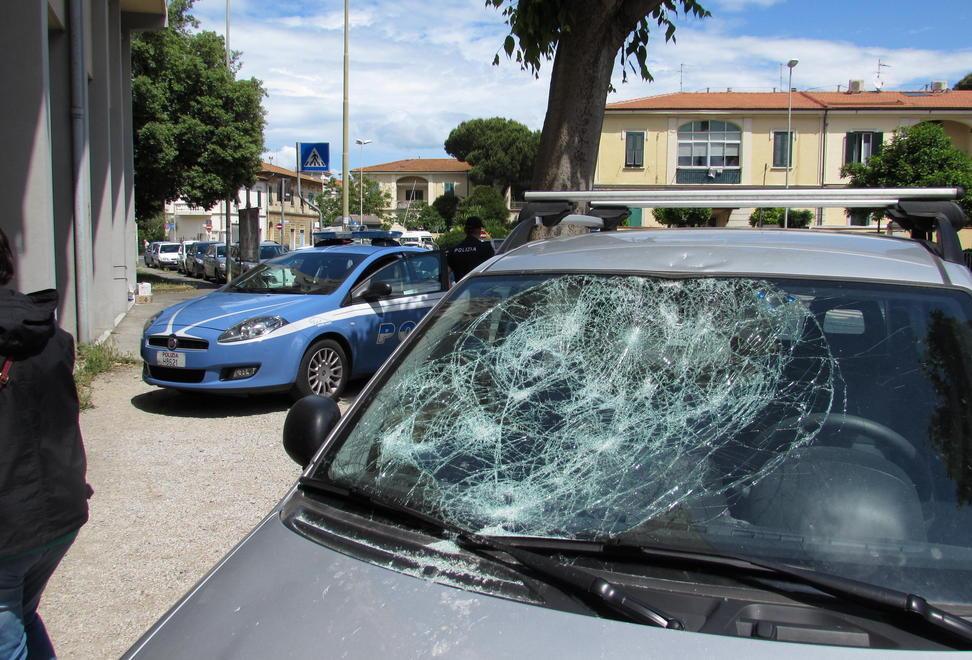 Ragazzo litiga con il padre e poi gli spacca il parabrezza