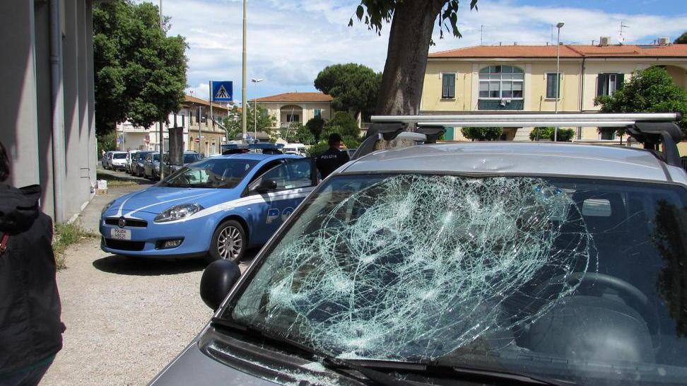 Ragazzo litiga con il padre e poi gli spacca il parabrezza