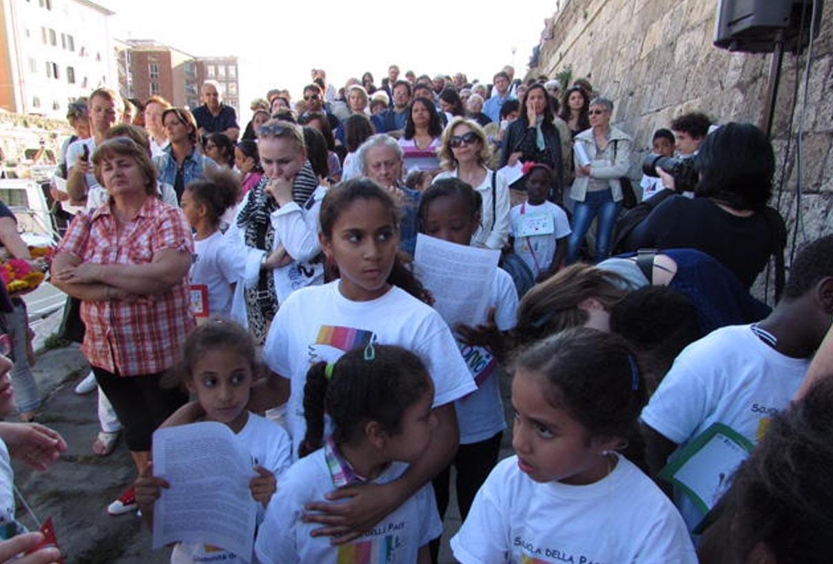 Adulti e ragazzi alla marcia per la pace organizzata dalla Comunità di Sant'Egidio (Repetti Pentafoto)