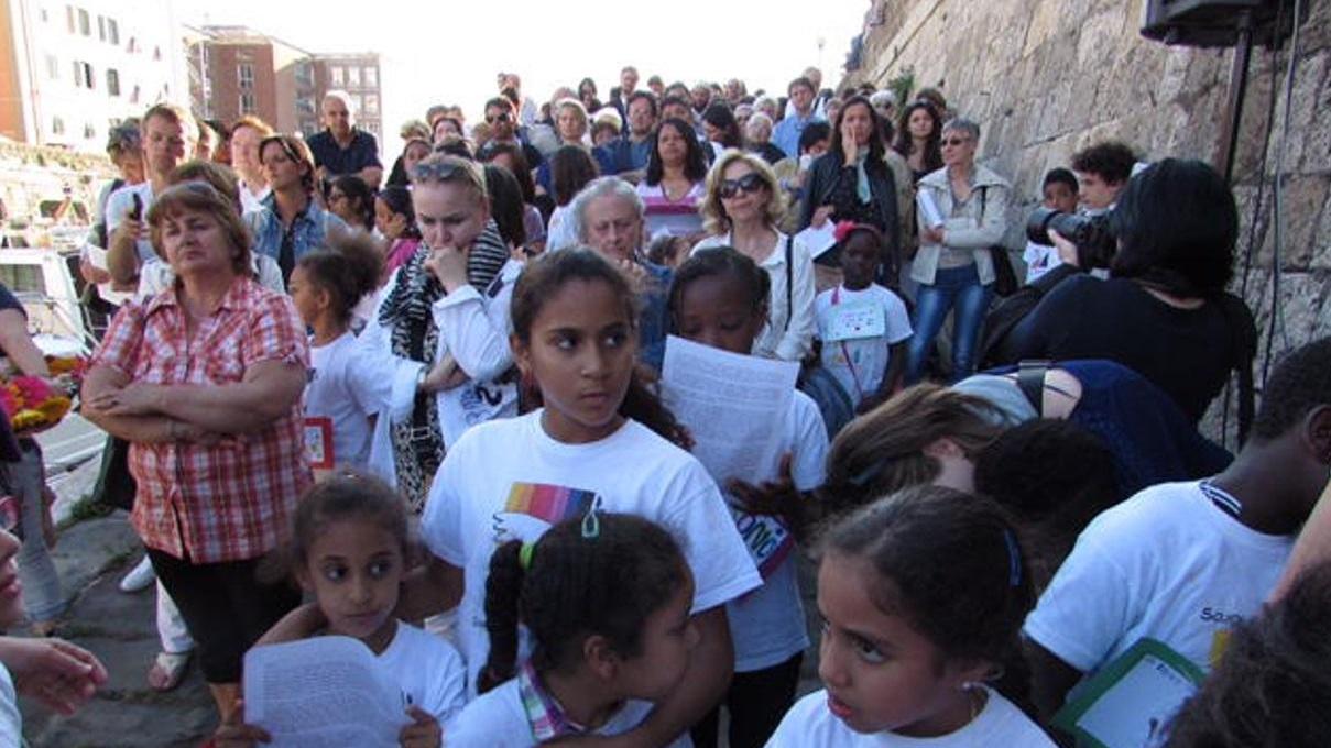 Adulti e ragazzi alla marcia per la pace organizzata dalla Comunità di Sant'Egidio (Repetti Pentafoto)