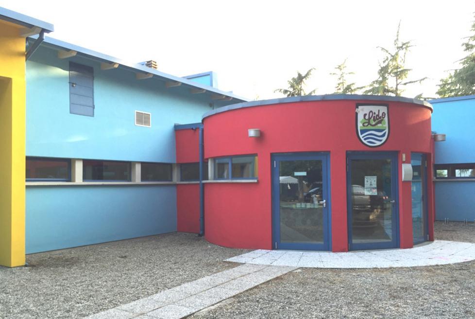 Soci al lavoro con i pennelli per il “restyling” della piscina 