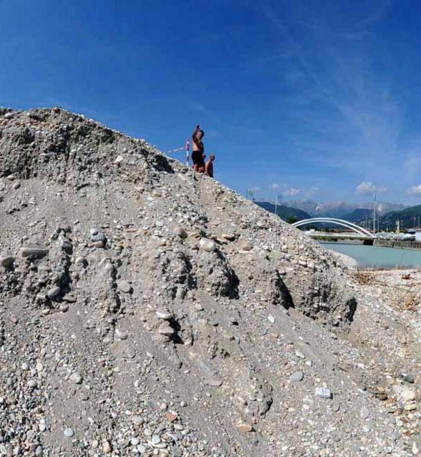 Montagna di sabbia alla foce del Frigido. «Un tappo pericoloso, rischio esondazioni» 