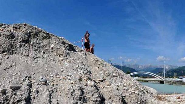 Montagna di sabbia alla foce del Frigido. «Un tappo pericoloso, rischio esondazioni»