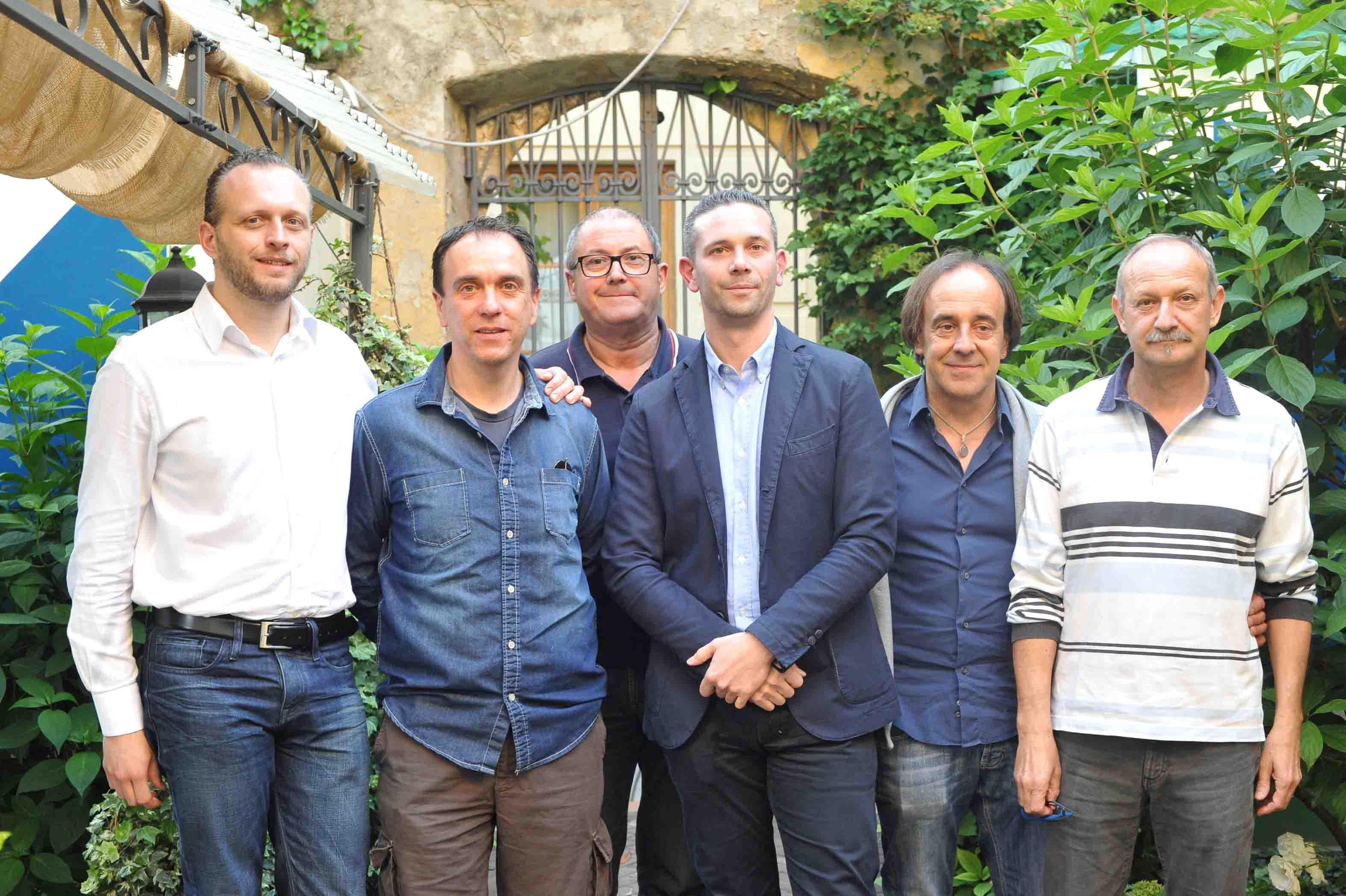 Un gruppo di commercianti aderenti alla nuova associazione (foto Gori)