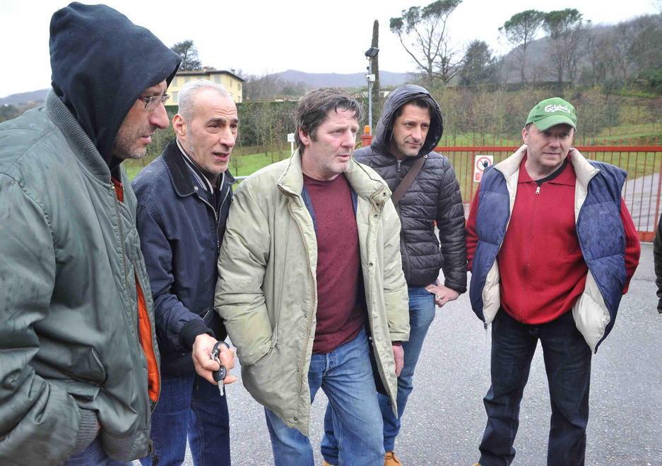 Un gruppo di lavoratori della cartiera San Felice (foto Gori)
