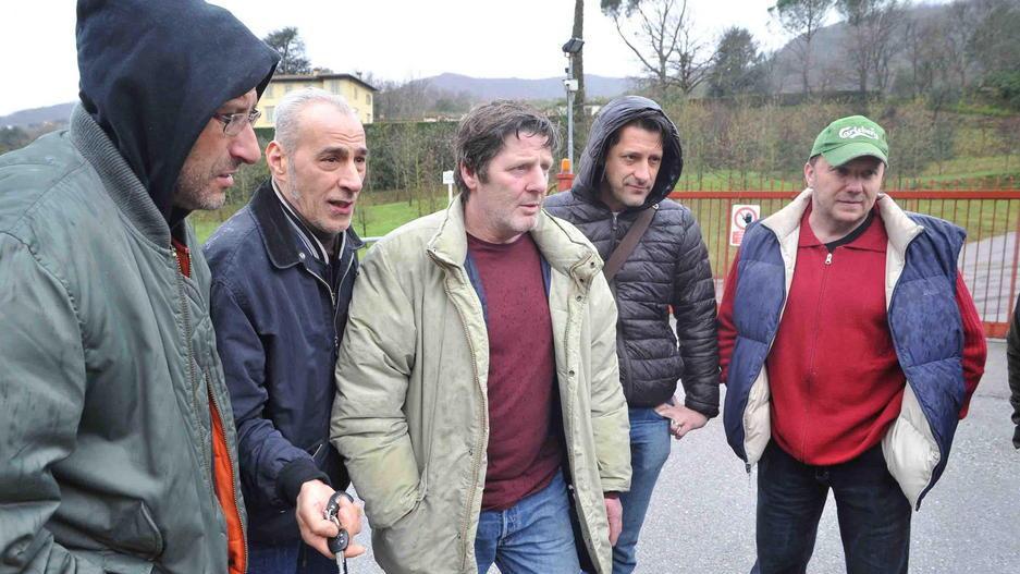 Un gruppo di lavoratori della cartiera San Felice (foto Gori)