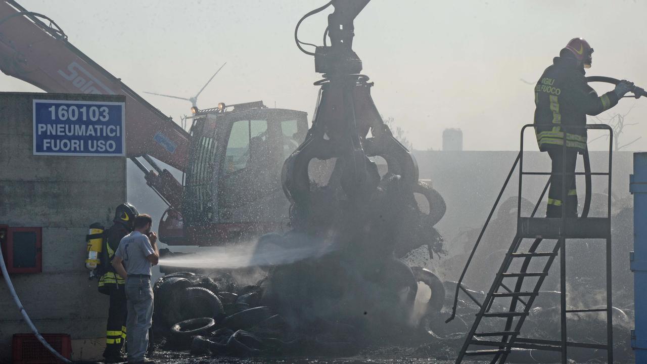 Lavori di bonifica avviati dai vigili del fuoco (foto Silvi)