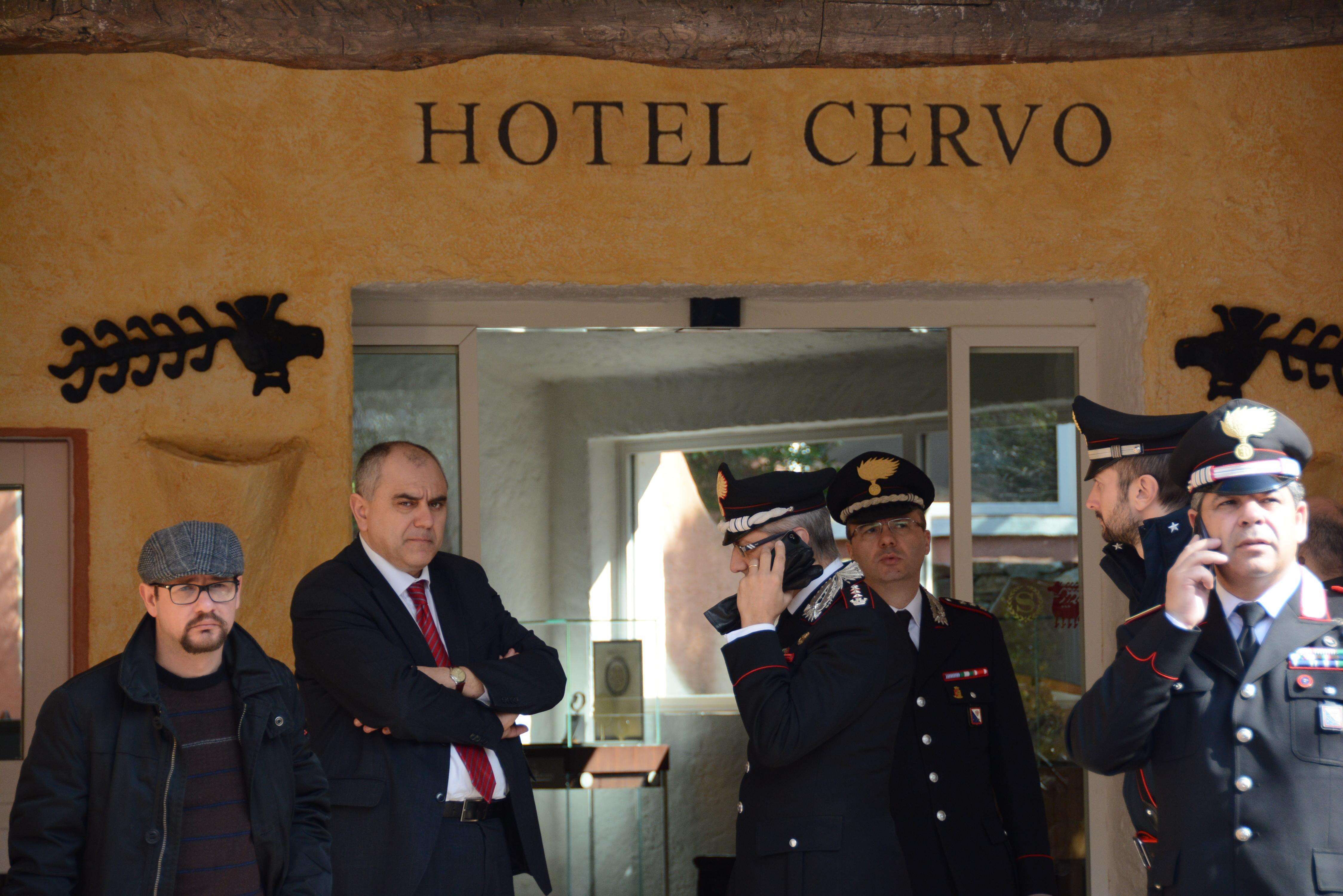 Il procuratore Fiordalisi davanti all'hotel Cervo