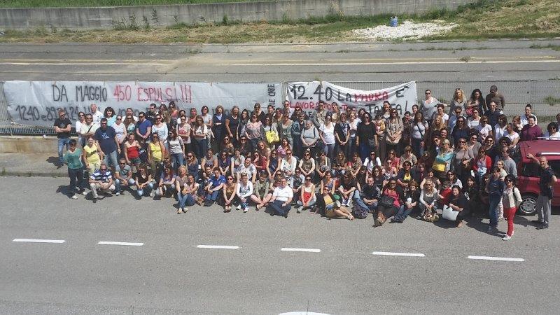 I lavoratori e le lavoratrici del call center in assemblea a Guasticce