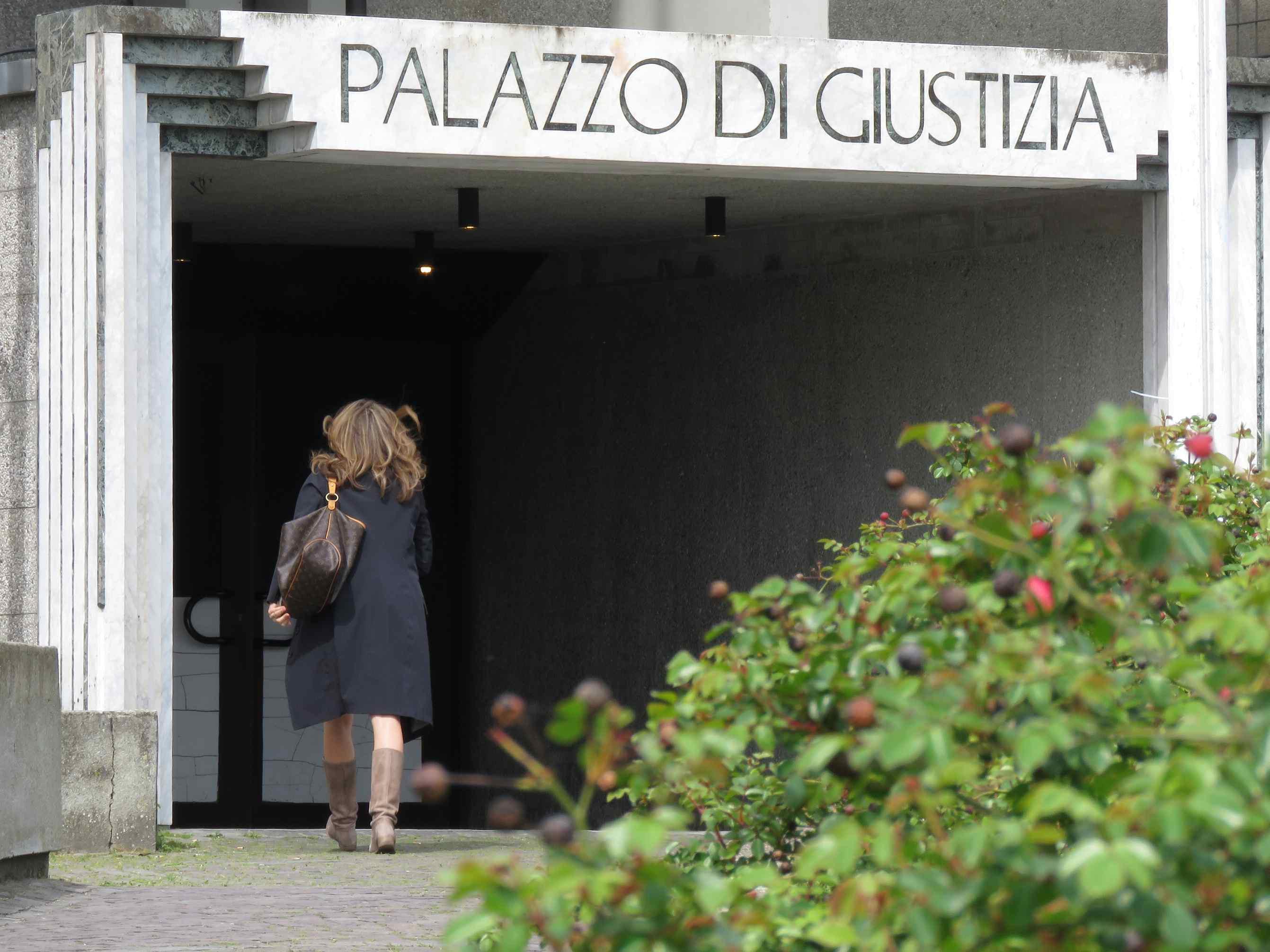 L'ingresso del Palazzo di giustizia di Prato (foto Batavia)