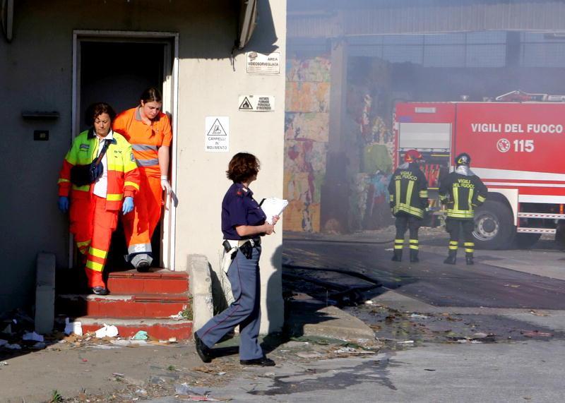 L'incendio al magazzino di carta in via Da Vinci (Marzi-Pentafoto)
