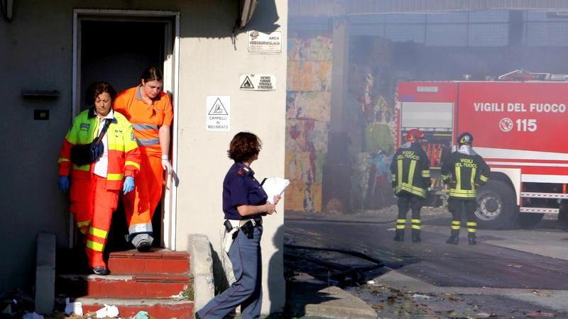 L'incendio al magazzino di carta in via Da Vinci (Marzi-Pentafoto)