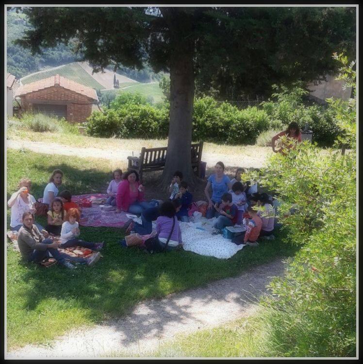 Il pic-nic organizzato accanto alla scuola di Fiano per protestare contro la qualità della mensa