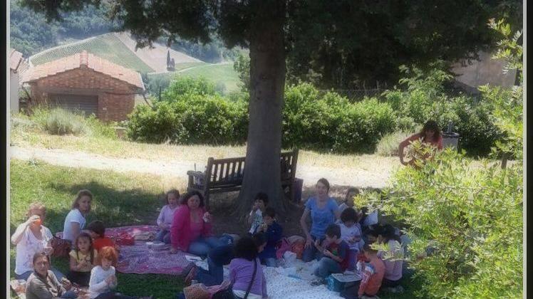 Il pic-nic organizzato accanto alla scuola di Fiano per protestare contro la qualità della mensa