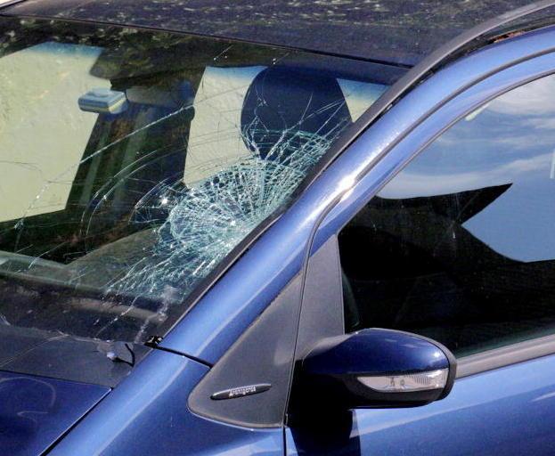 Coppia travolta dall’auto sulle strisce: il marito è in fin di vita 