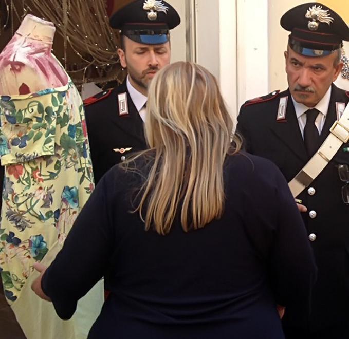 Biba rincorre le due ladre che le rubano la borsa 