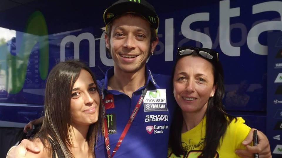 Martina Pucci e la madre Monica con Valentino Rossi