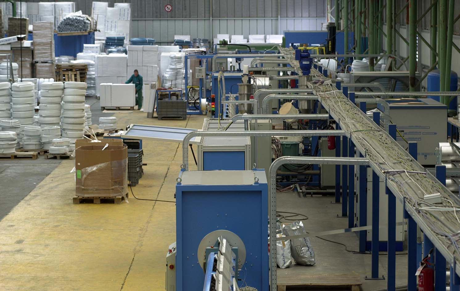 L’interno di un capannone dove si producono tubi multistrato (foto Paolo Barlettani)