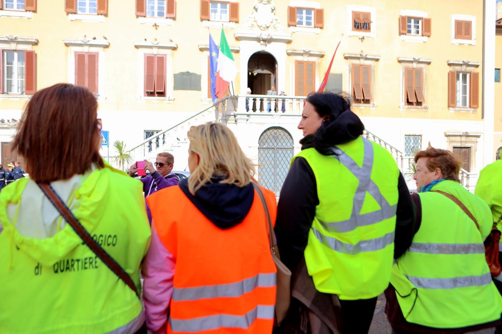 Autunno 2014: spazzini Cooplat davanti al Comune