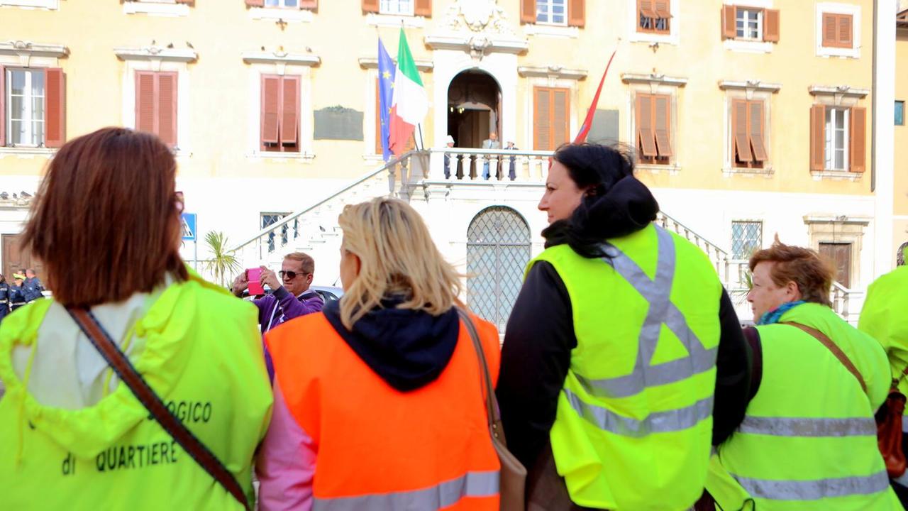 Autunno 2014: spazzini Cooplat davanti al Comune