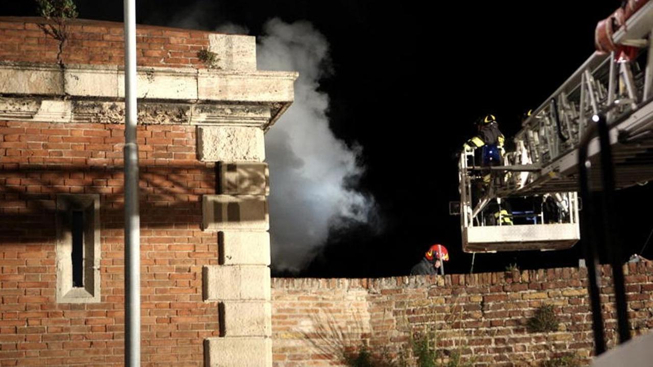 I vigili del fuoco al lavoro per spegnere le fiamme nella torretta (Marzi Pentafoto)