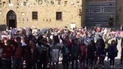 Baby in piazza a fianco degli operai
