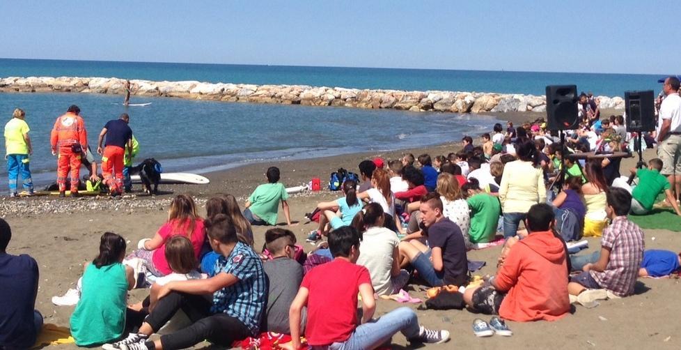 Lezione in spiaggia sul salvataggio 