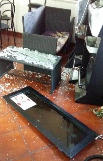 Sfasciano il bar ma vanno via a mani vuote 
