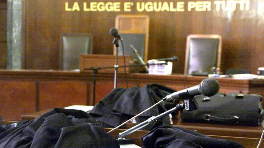 Investe la moglie con l’auto davanti ai tre figli piccoli