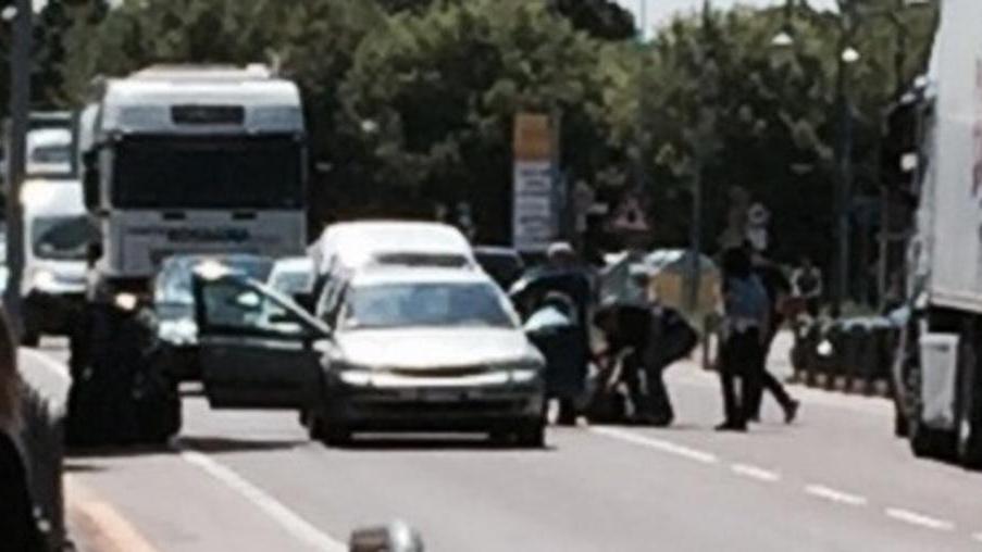 Arrestati al semaforo in mezzo alla statale 12