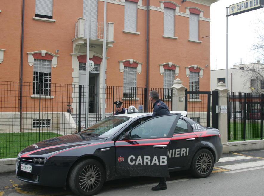 Sorpresi in auto con droga e attrezzi tipici dei ladri 