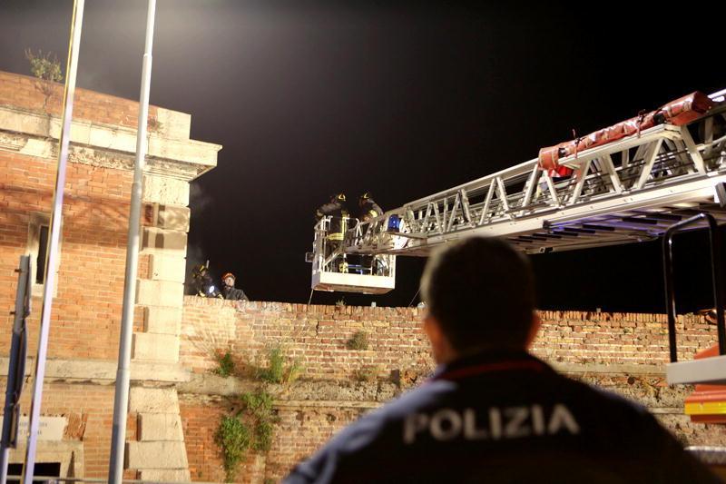 La polizia sul posto dell'incendio (Marzi/Pentafoto)
