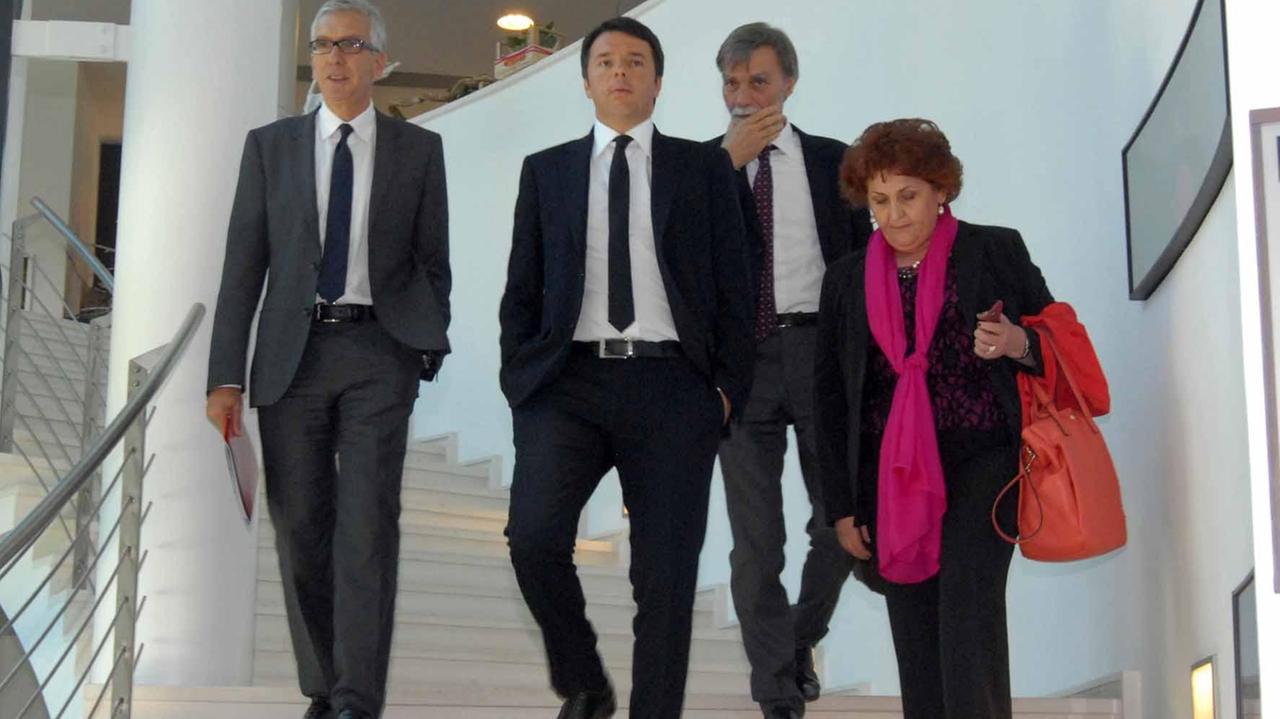 Da sinistra Francesco Pigliaru, Matteo Renzi e il ministro Graziano Delrio