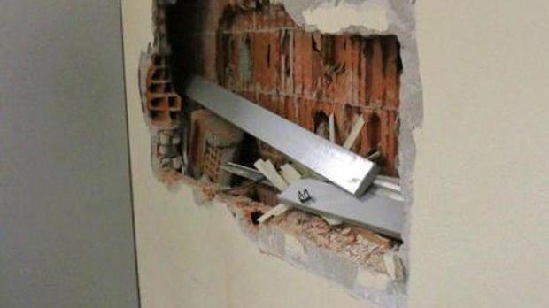 La cassaforte presa a picconate in ospedale