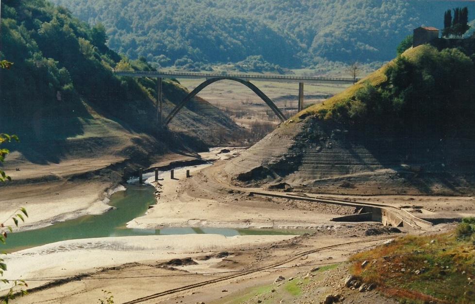 Lago di Vagli, le immagini degli ultimi due svuotamenti Il Tirreno