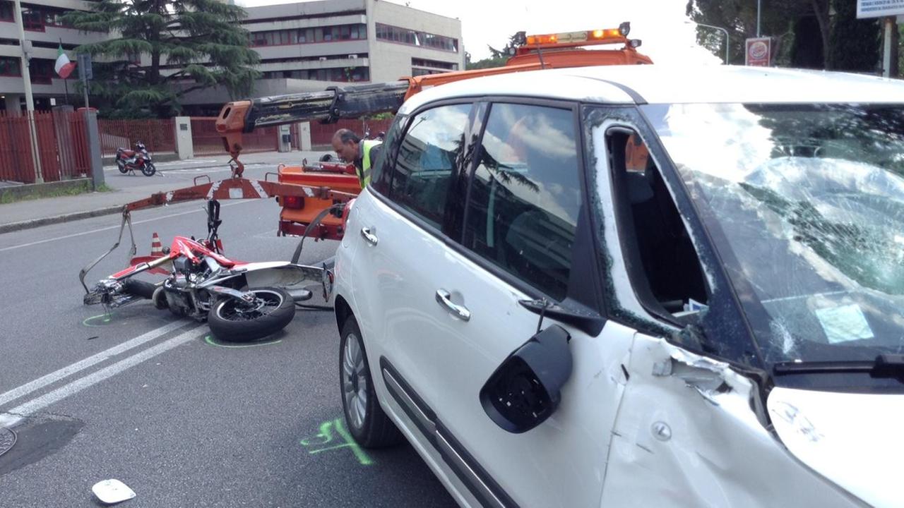 La moto mentre viene portata via dal carroattrezzi (foto Batavia)