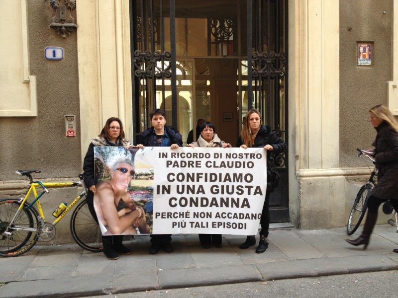 Claudia e Giada Costanza davanti al Tribunale 