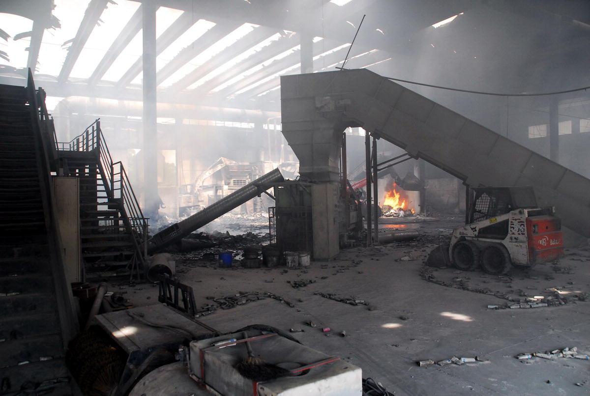 L'incendio all'Agrideco nel giugno 2008 (foto Giorgio)
