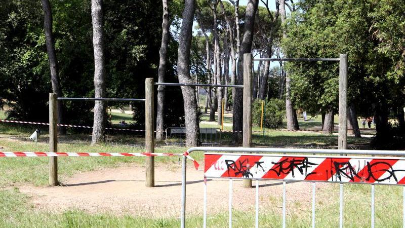 L'area giochi di villa Corridi transennata dai vigili (Marzi/Pentafoto)