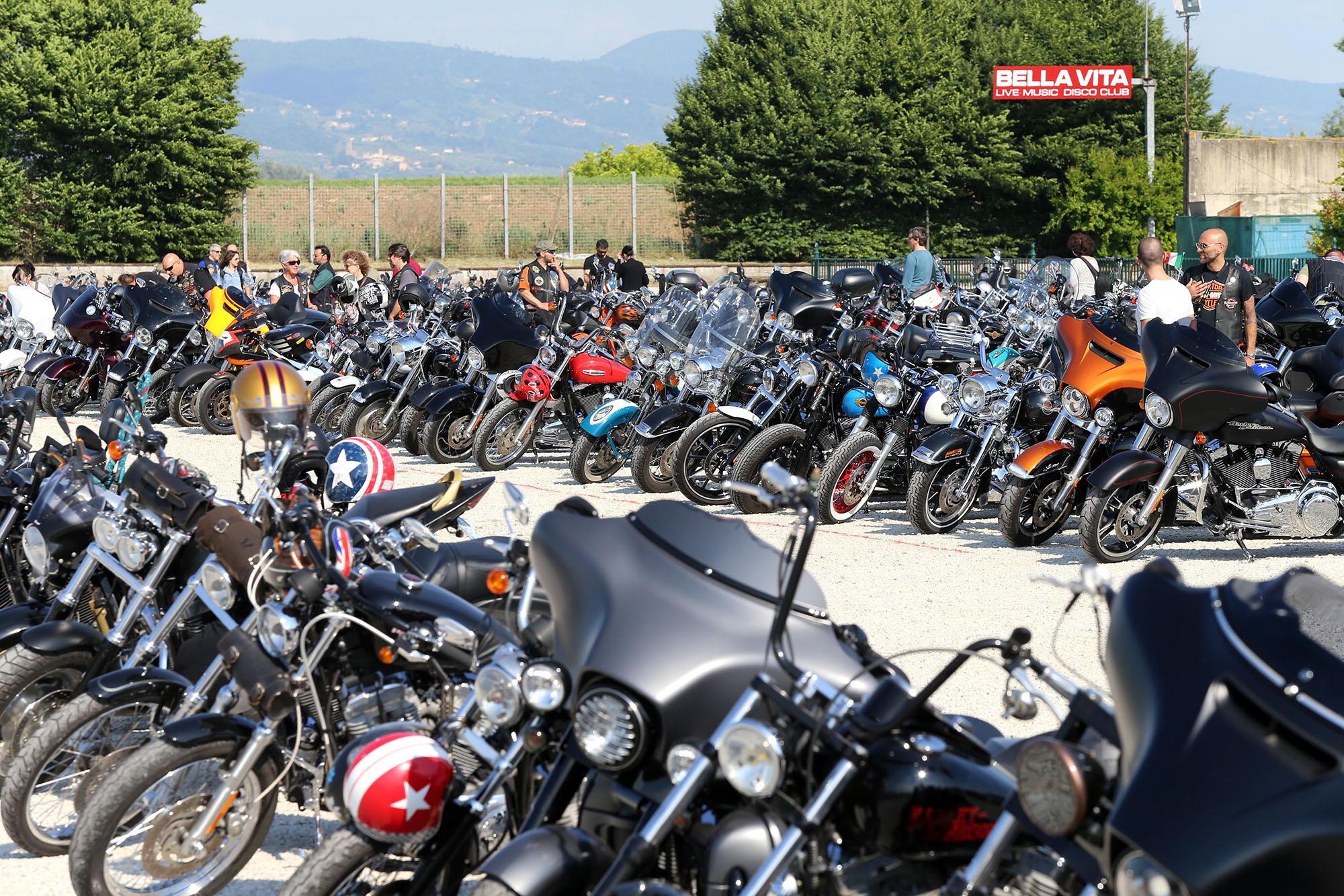 Alcune delle bellezze a due ruote già arrivate (foto Nucci)