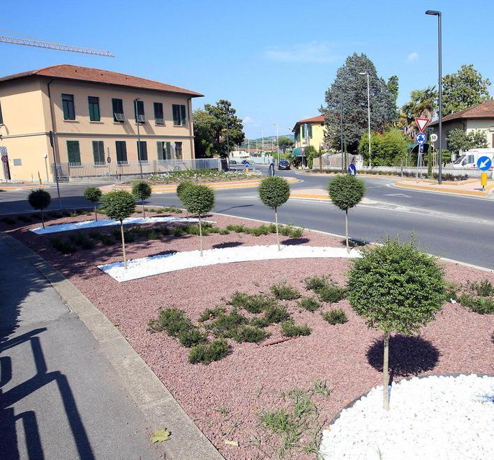 La nuova rotondfa spartitraffico in via del Salsero (Foto Nucci)