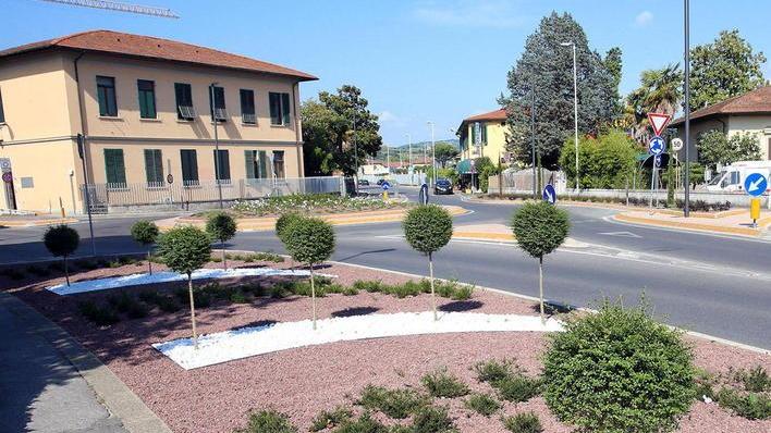 La nuova rotondfa spartitraffico in via del Salsero (Foto Nucci)
