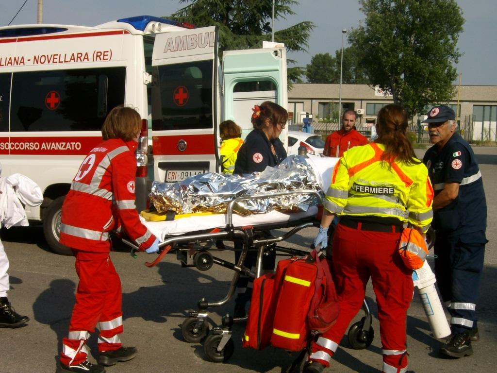 In scooter contro un'auto, gravissima una donna