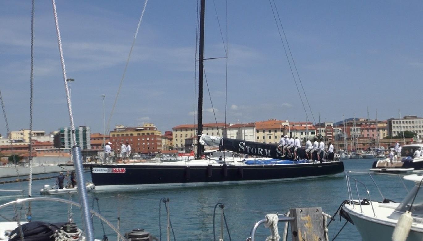 Il My Song insabbiato nel Porto Mediceo e l'quipaggio sul bomba (foto De Nigris)