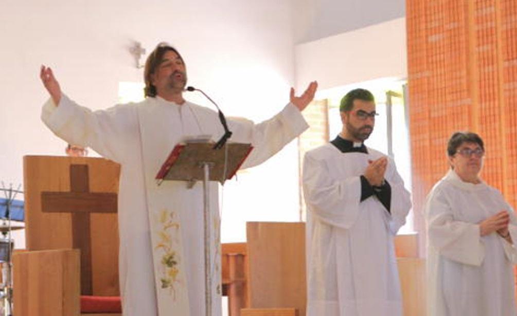 Padre Maurizio De Sanctis, da tutti conosciuto come padre Nike, celebra la messa che ha riportato i fedeli all'interno della chiesa dopo i lavori (Marzi Pentafoto)