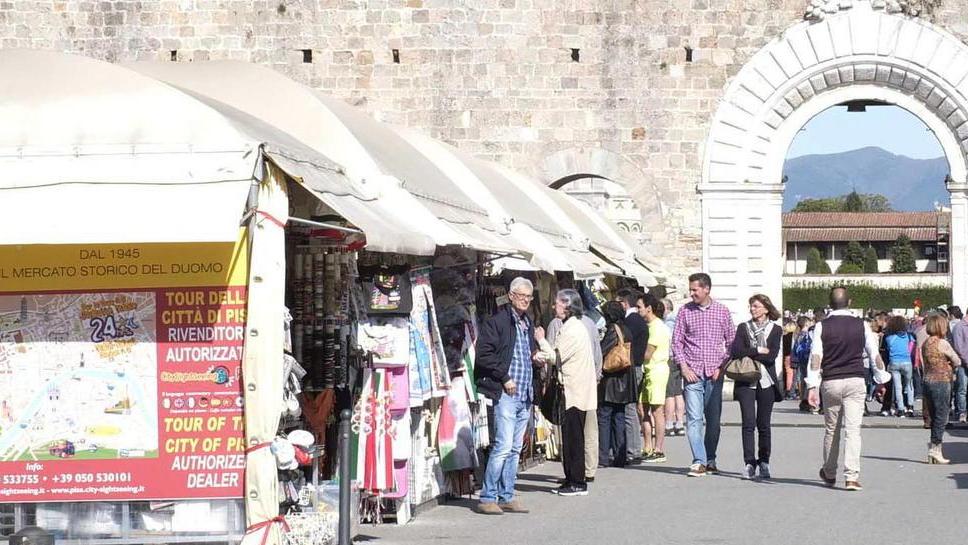 «Rivogliamo piazza Miracoli anche con banchi rimovibili»