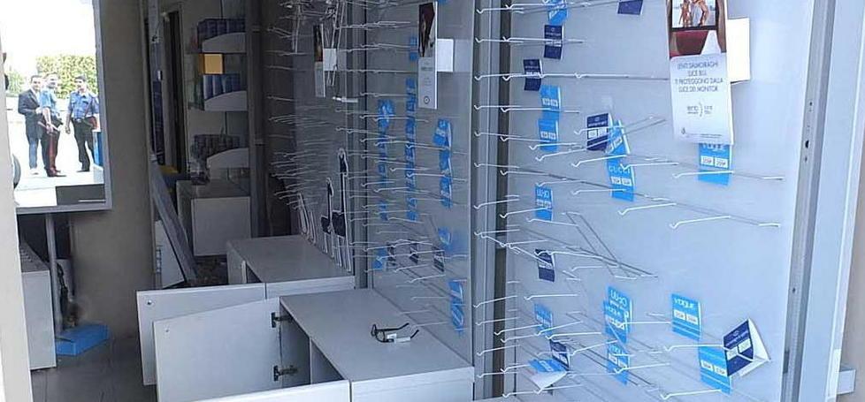 La banda del buco colpisce una banca e un negozio di ottica 