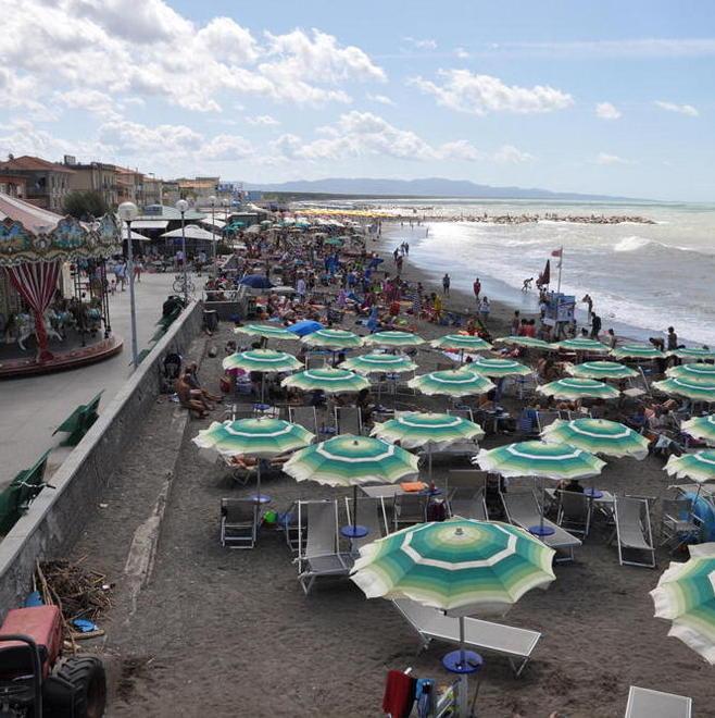 Via libera al raddoppio degli ombrelloni 