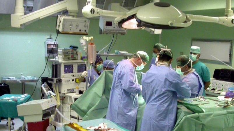 Dona un rene al fratello per ridargli la vita