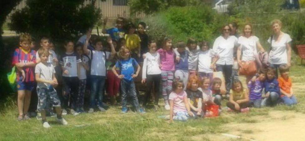 Pic-nic accanto alla scuola per protestare contro la mensa 